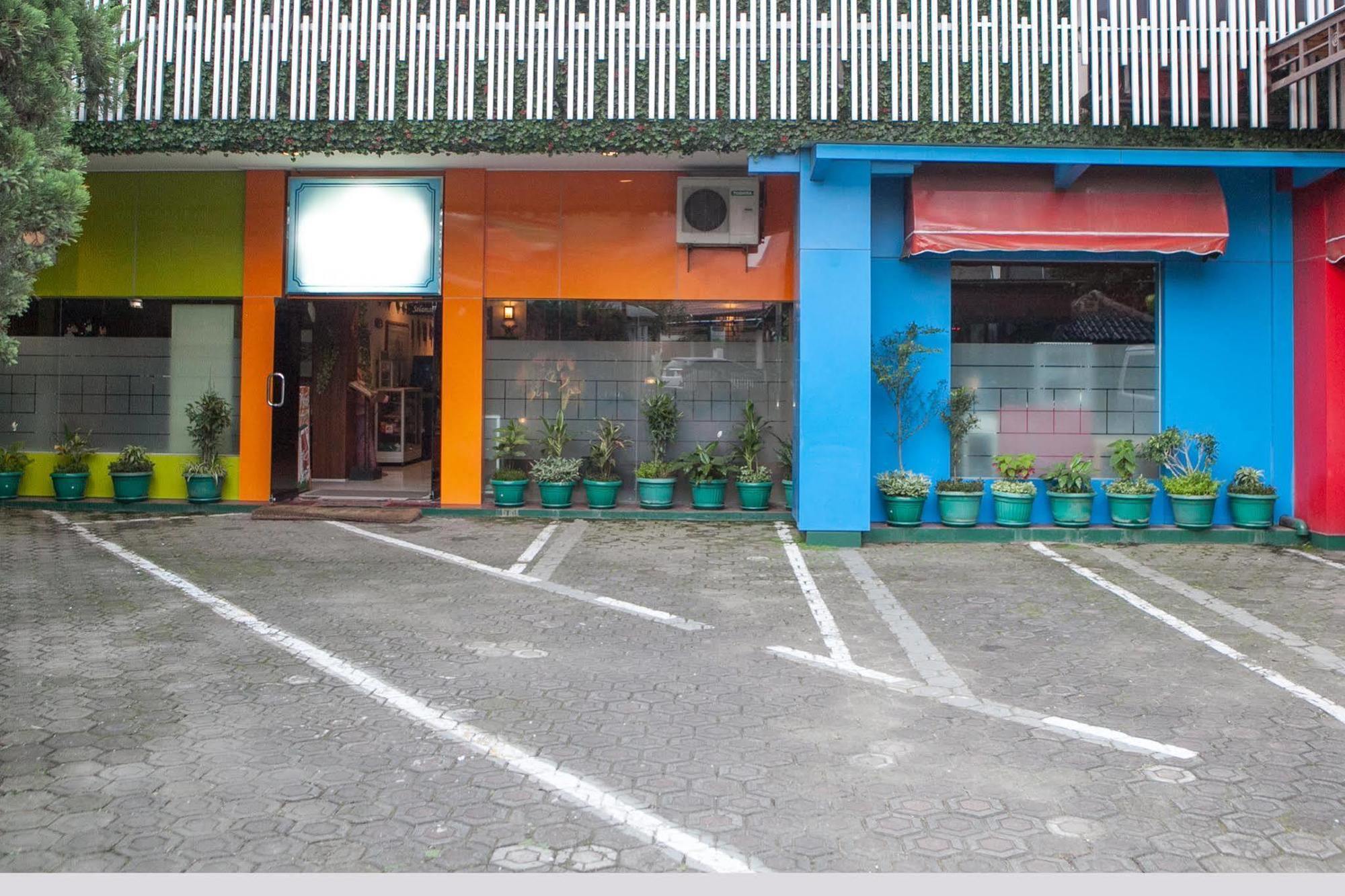Reddoorz Plus Near Riau Street Bandung Buitenkant foto